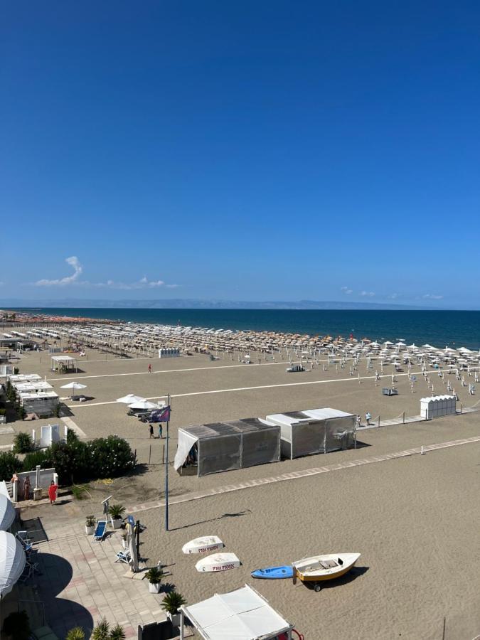 Готель Al Delfino Blu Маргерита-ді-Савоя Екстер'єр фото